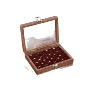 Scatola portagioie in legno di noce per anelli con coperchio in vetro e fessure in velluto.