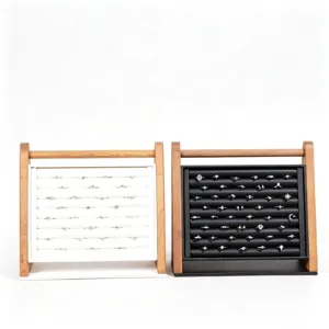 Hölzerner geneigter Ringständer für Schmuckgeschäft Desktop Einzelhandel Vitrine Organiser