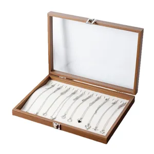 Noten houten ketting display plateau met glazen deksel en zacht beige fluwelen sieradenhouder