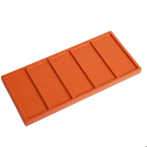 Plateau de présentation orange à 5 compartiments pour lunettes de soleil et optiques.