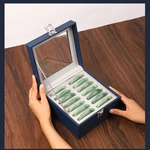 Caja de almacenamiento para pulseras de cuero azul con detalles de múltiples ranuras.