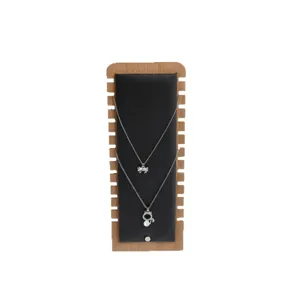 Espositore verticale in legno per collane e gioielli con pratici slot di supporto ideale.