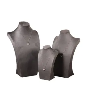 Magnifique ensemble de bustes de manequin d'affichage de collier en velours gris pour bijouterie.