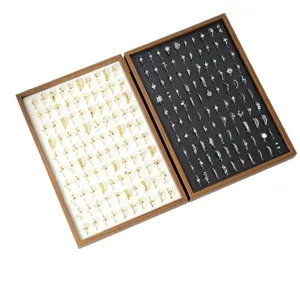 Plateau de présentation de bagues en noyer noir avec fentes en velours pour bijoux parfait.