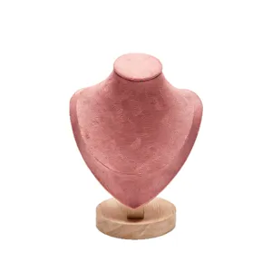 Buste présentoir de collier en velours rose avec base en bois pour vitrine de bijouterie.