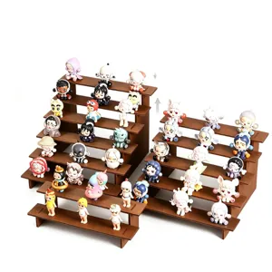 Supporto espositivo in legno color noce per action figure e scatole cieche, scaffale.