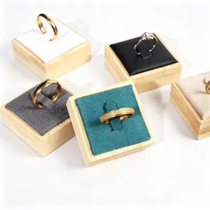 Ensemble de présentoirs à bagues en bambou avec inserts en velours pour vitrine de bijoux.