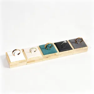 Ensemble de présentoirs à bagues en bambou avec cinq coussinets pour vitrine de bijoux.