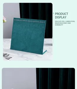 Gros plan détail du présentoir de collier en velours vert foncé, texture de support de bijoux.