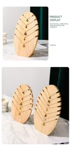 Vista dettagliata del supporto per gioielli in legno con fessure a più livelli per collane.