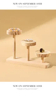 Houten 3-laags sieraden display stand detail met mooie ringen en armbanden in warm.