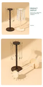 Soporte de collar de madera con ganchos de metal para exhibición y organización de joyería fina.