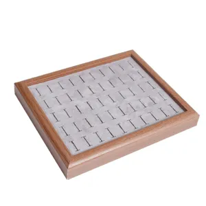 Plateau de présentation de bagues en bois avec insert en velours gris pour grand stockage.