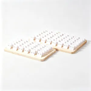 Houten sieraden display set met witte kaarten en oorknopjes voor winkelweergave.
