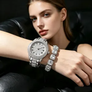 Close-up van luxe dames strass kwartshorloge met stalen band en bijpassende kristallen armband erbij.