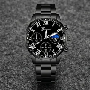 Primer plano detallado de la esfera del reloj de cuarzo negro con números romanos.