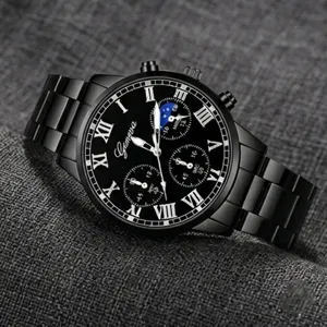Detalle elegante de un reloj negro para hombre con números romanos y correa de acero inoxidable.