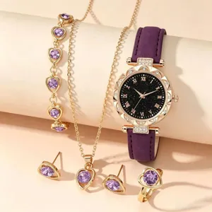 Vue détaillée de la montre quartz bracelet cuir violet et de la parure bijoux cristal.