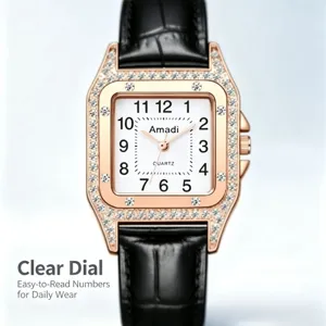 Gros plan détail d'une montre à quartz carrée en or rose avec lunette en diamant et bracelet.