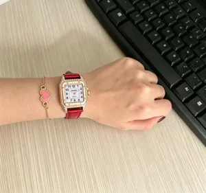 Élégante montre quartz carrée strass avec bracelet en cuir rouge et bracelet cœur rose.