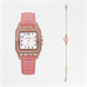 Montre à quartz carrée en strass avec bracelet en cuir rose et un joli bracelet coeur.