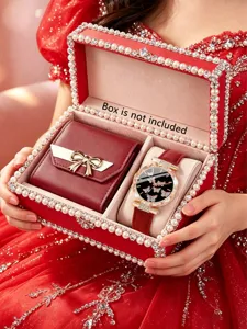 Vista dettagliata del set regalo con orologio al quarzo e portafoglio con fiocco rosso.