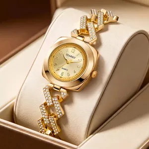 Dettaglio orologio quarzo donna oro lusso, bracciale maglie geometriche strass, quadrante elegante.