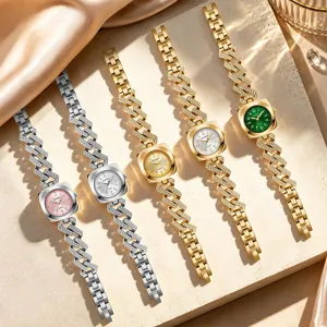 Dettaglio orologio donna al quarzo con strass, cinturino bracciale elegante luminoso.
