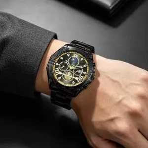 Detailaufnahme der schwarzen Quarzuhr mit Stahlarmband und römischen Ziffern am Handgelenk.