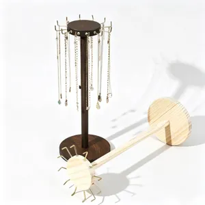 Soportes de collar de madera con ganchos para almacenamiento de joyas y escaparate de tienda.