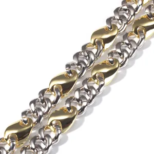 Gedetailleerde close-up van tweetonige grove metalen ketting, prachtige schakels en glans.