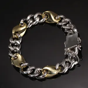Detailopname van zware hip-hop tweekleurige Cubaanse schakelarmband met stijlvol grof design.