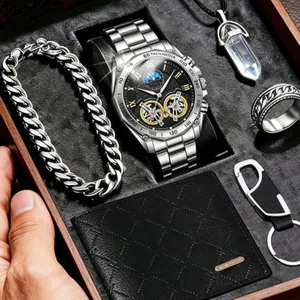 Set regalo orologio uomo di lusso vista dettaglio con orologio bracciale portafoglio e collana