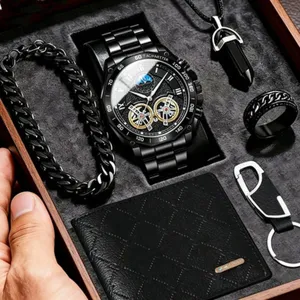 Dettaglio set regalo uomo con orologio al quarzo nero traforato, bracciale e portafoglio elegante.