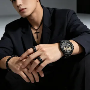 Orologio al quarzo nero da uomo con quadrante scheletrato, cinturino in acciaio.
