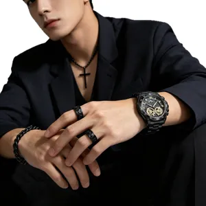Orologio uomo al quarzo in acciaio nero con quadrante scheletrato e design elegante.