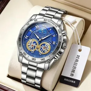 Vista ravvicinata e dettagliata dell'orologio al quarzo da uomo di lusso con quadrante blu.
