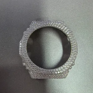 Gedetailleerde close-up van volledig met diamant bezette metalen aangepaste horologierand.