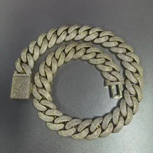 Détail en gros plan d'une lourde chaîne cubaine pavée dorée avec pendentif cadenas.