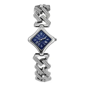 Orologio al quarzo da donna con quadrante a rombo di diamanti e bracciale in strass geometrico.