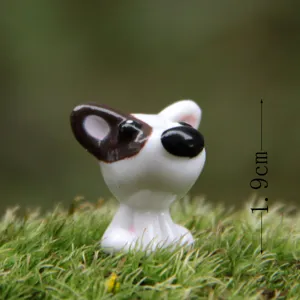 Vue detaillee de figurine de chien miniature, ideale pour micro-paysage DIY et decor de plantes.