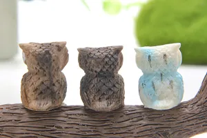 Mini uil hars beeldje detail opname, vetplant micro landschap tuin decoratie.
