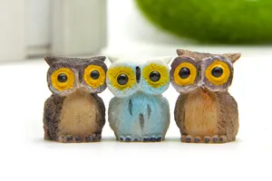 Detailopname van miniatuur uilen van hars, schattige dierendecoratie voor bureau.
