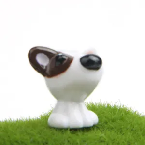 Vue de détail d'une figurine de chien miniature pour aménagement de plantes et jardin.