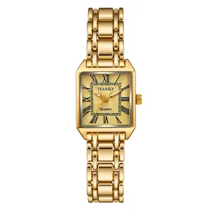 Élégante montre quartz femme carrée dorée avec chiffres romains et bracelet métallique chic.