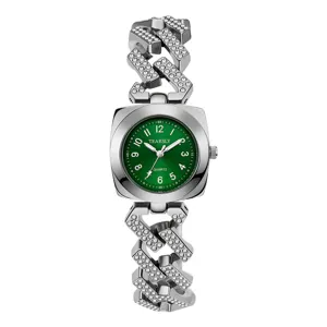 Dettaglio orologio maglia cubana con quadrante verde, bracciale metallo pavé di cristalli e indici.