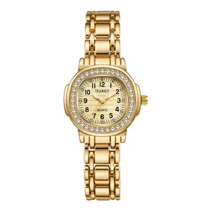 Elegante goldene Damen-Quarzuhr mit funkelnder Strass-Lünette und chicem Metallarmband.