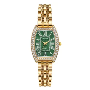Gros plan détail de montre quartz femme dorée luxueuse avec strass brillants et cadran vert.