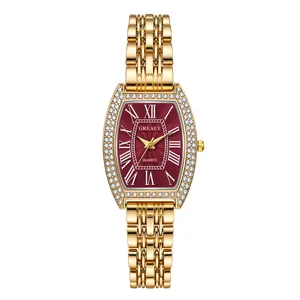 Élégante montre quartz tonneau pour femme avec bracelet métal doré et cadran romain rouge.