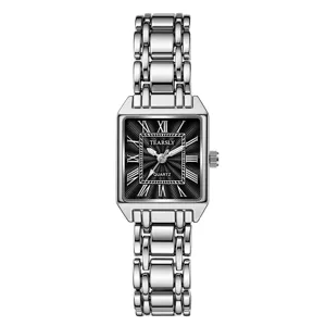 Vue détaillée de la montre quartz carrée pour femme avec bracelet en métal argenté.